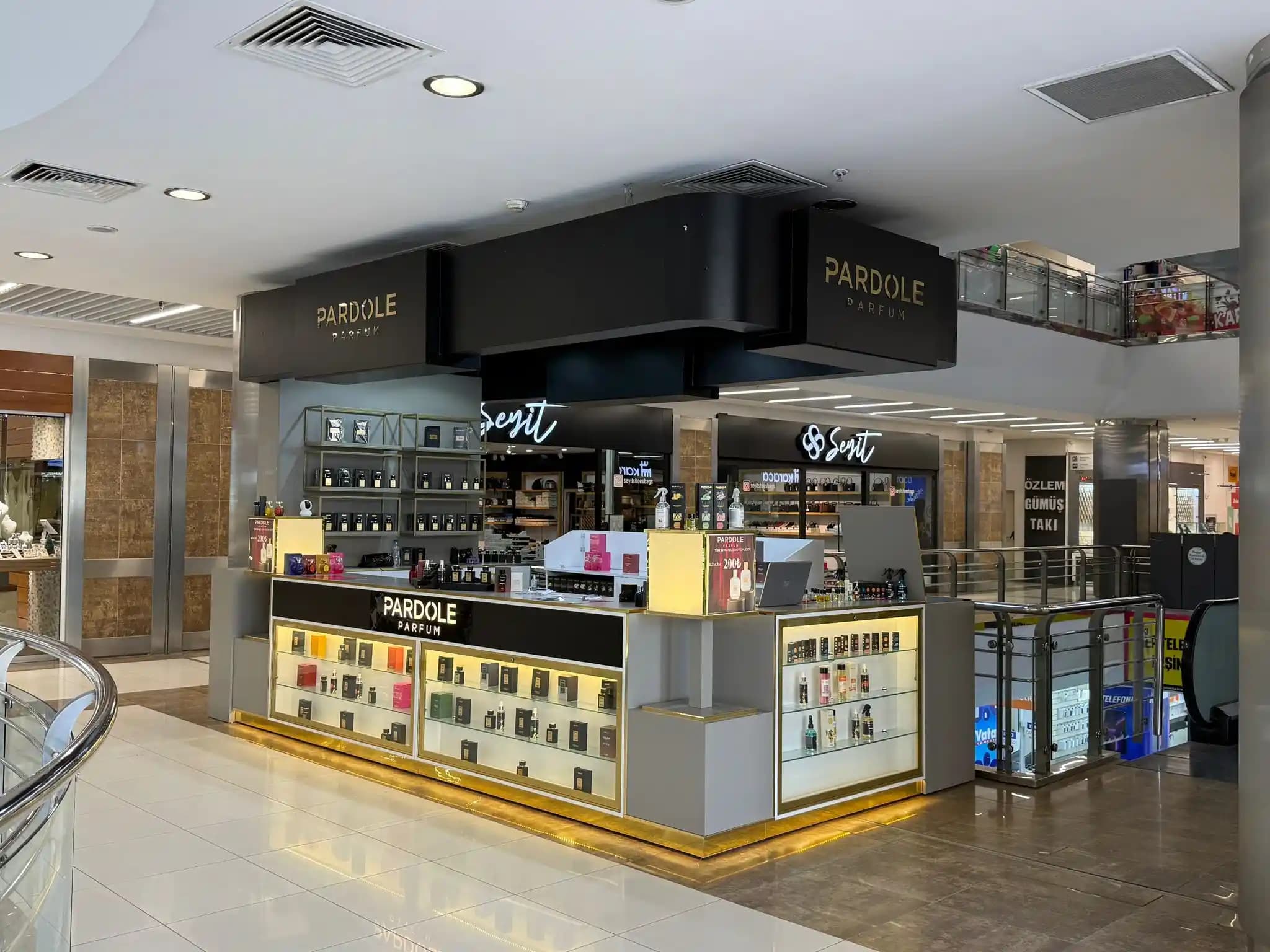 Alışveriş Merkezi Parfüm Bölümü Kokusu Veren Parfümler ve Özellikleri