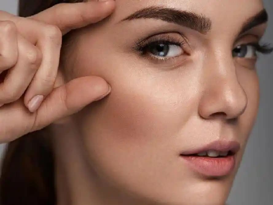 Doğal Kaş Şekillendirme Teknikleriyle Yumuşak ve Feminen Görünüm Yaratma