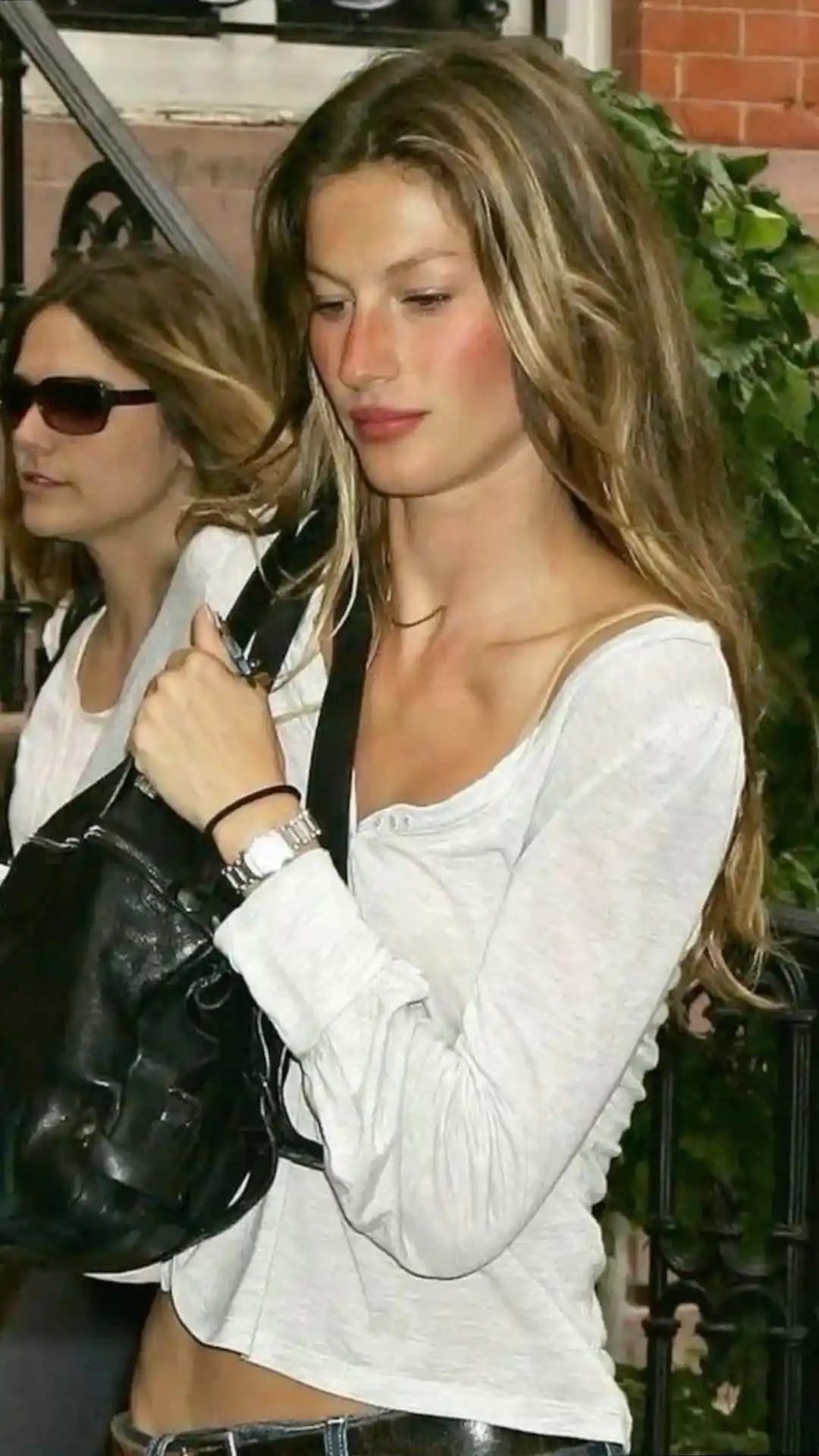 Gisele Bündchen'in Doğal Dudak ve Yanak Rengi Görünümünü Yaratmanın Yolları