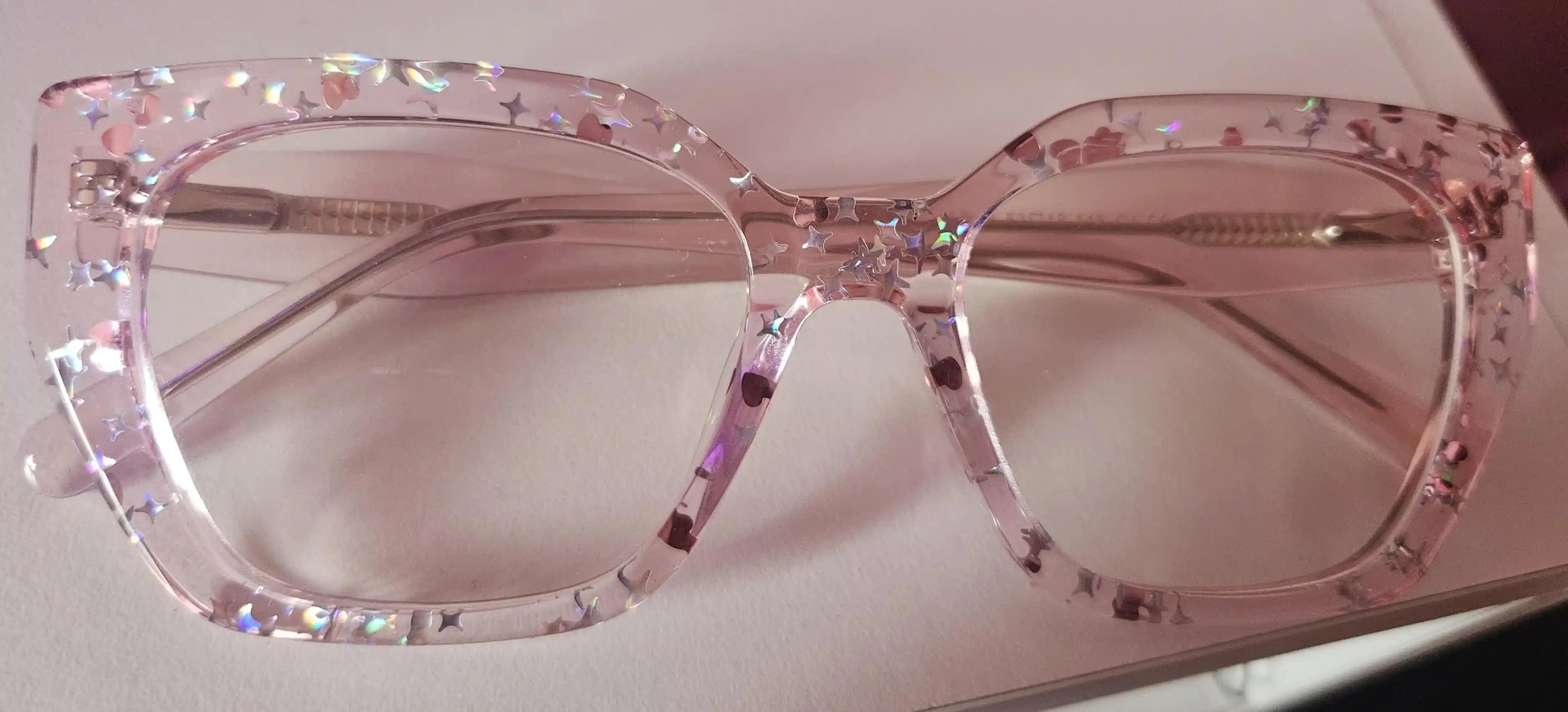 Gösterişli ve Parlak Gözlükler: Stil ve Konfor Arasında Denge Kurma Yöntemleri