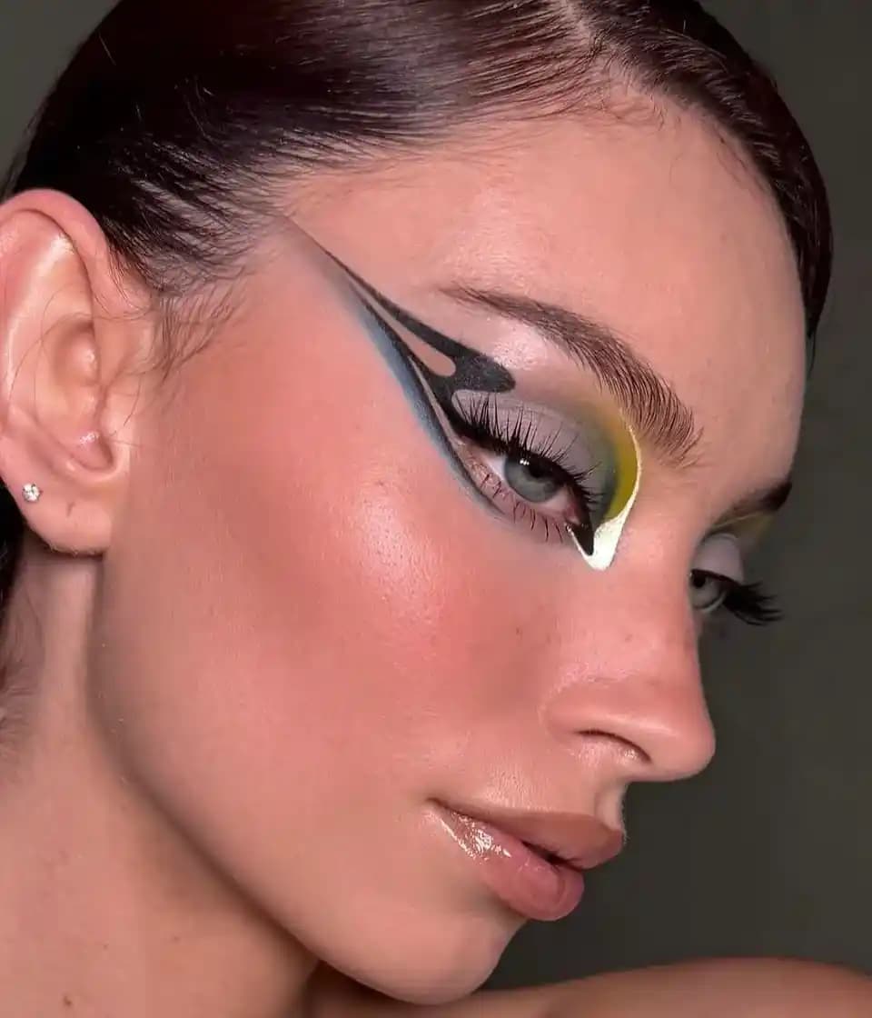 Makyaj İlhamı ve Yeniden Yaratımı: Ürünler, Teknikler ve Estetik Değerlendirme