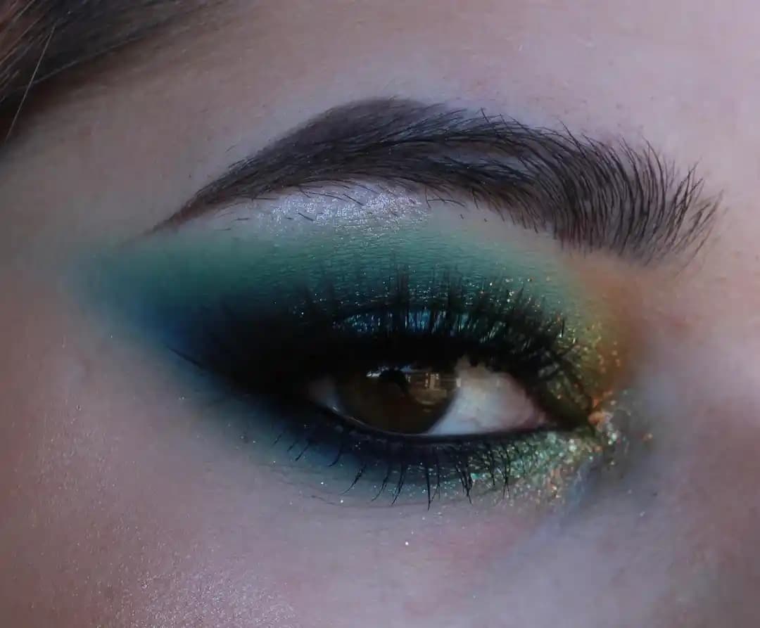 Yeşil Dumanlı Göz Makyajında Parıltılı Dokunuşlarla Sofistike Görünüm Yaratma