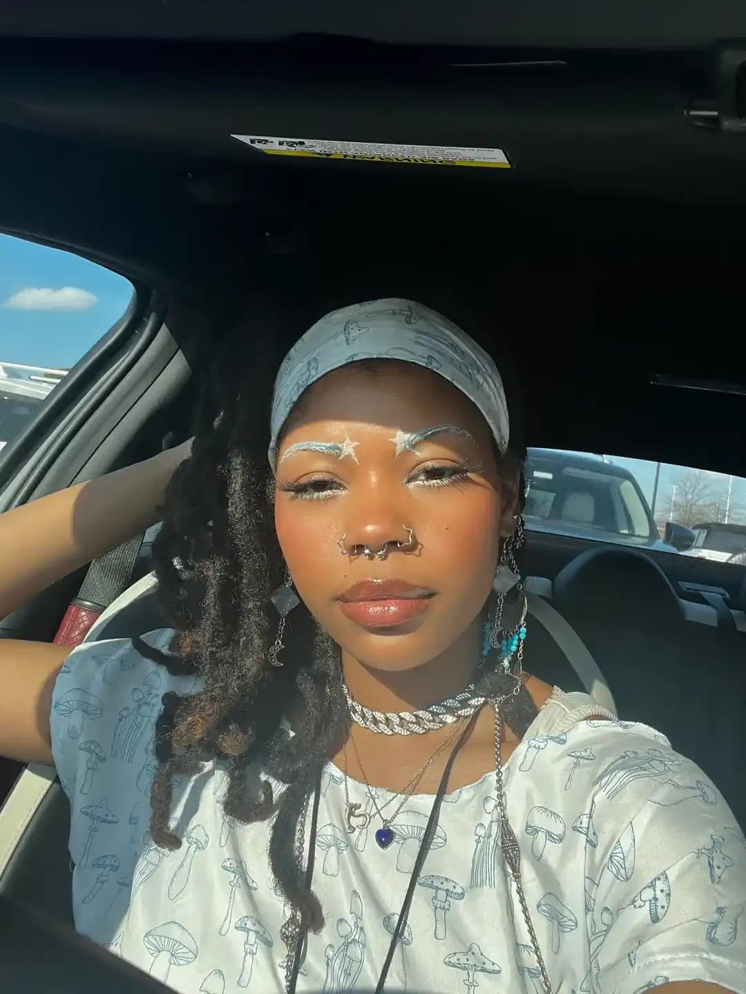 Yıldız Temalı Makyajda Yaratıcı Yıldız Kaşlar ve Parlaklık Teknikleri