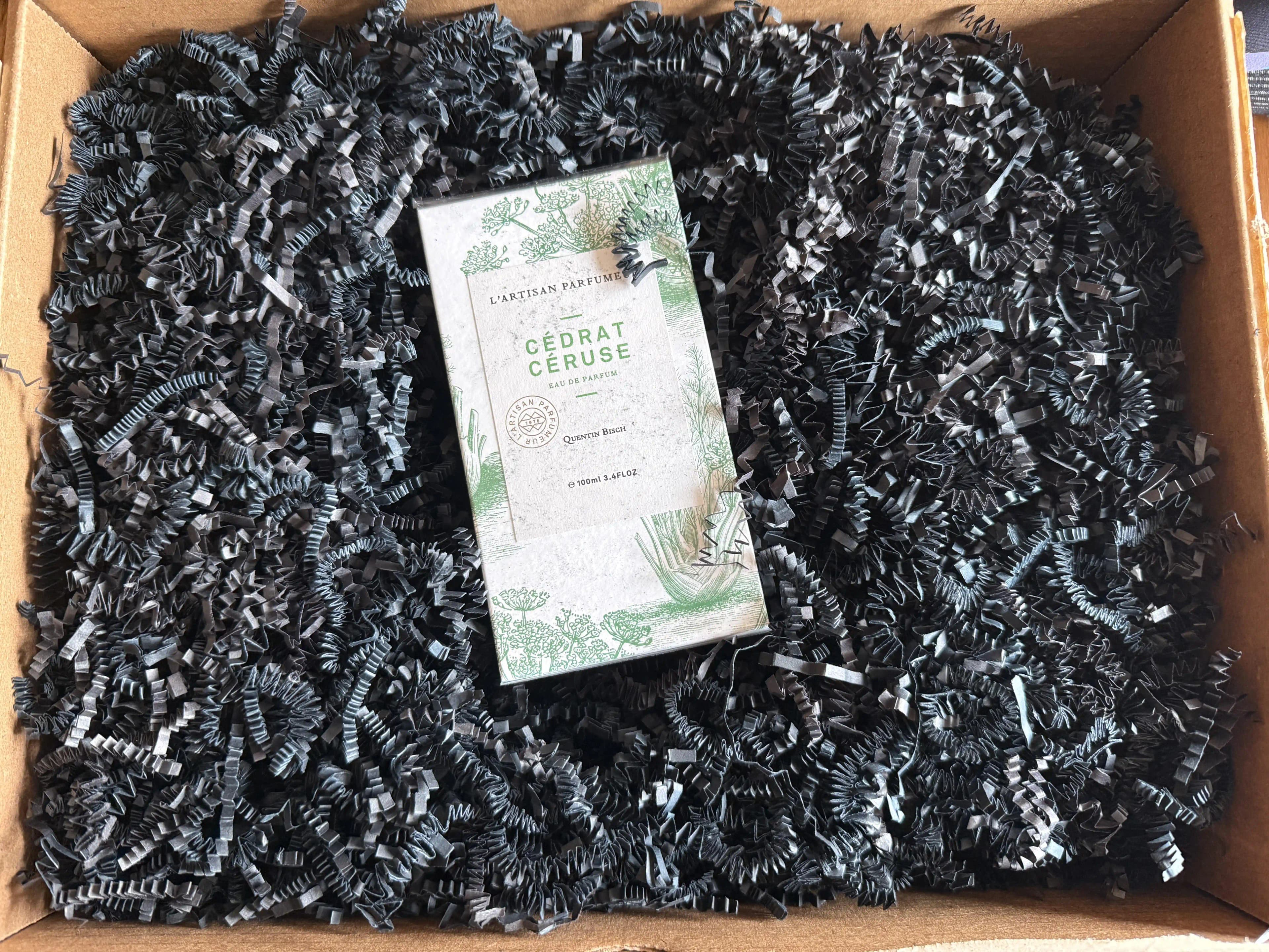 Parfüm ve Kozmetik Sektöründe Her Siparişle Numune Gönderiminin Avantajları ve Dezavantajları