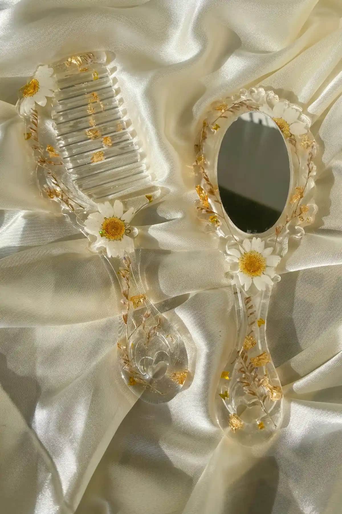 Beliert Gerçek Kurutulmuş Papatyalı Tasarım Tarak ve Ayna Seti: Zarif ve İşlevsel Hediye Seçeneği