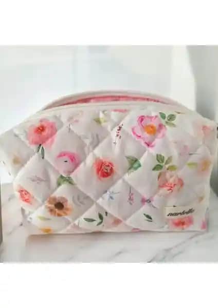 Nartella Pembe Çiçek Desenli Kapitoneli Kozmetik ve Makyaj Çantası Geniş Hacim ve Şıklık Sunar