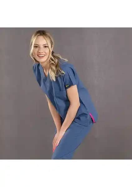 Sağlık Profesyonelleri İçin Şık ve Konforlu Petrol Mavisi Doktor Hemşire Forması Özellikleri