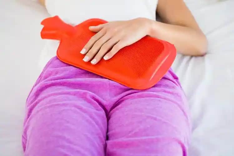 Adet Sancısına Karşı Sıcak Su Torbası Kullanımı ve Doğru Uygulama Yöntemleri