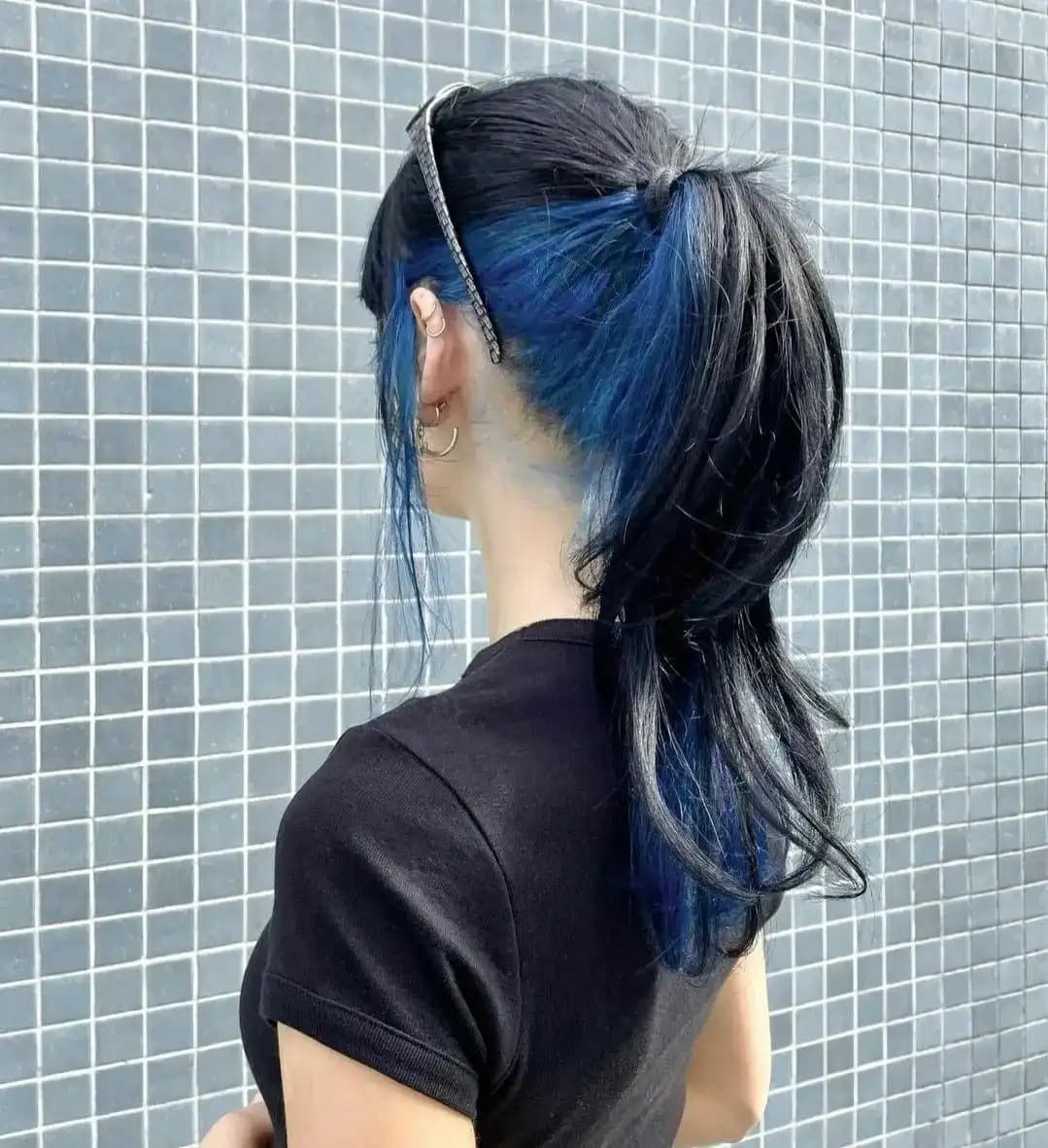 Altı Mavi Saç Trendinin Moda ve Kendini İfade Etme Üzerindeki Etkileri
