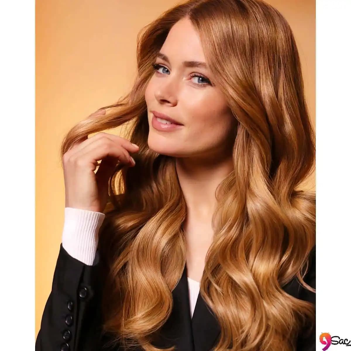 Altın Saç Rengi: Moda ve Güzellik Trendleri ile Parlayan Saç Stili Rehberi
