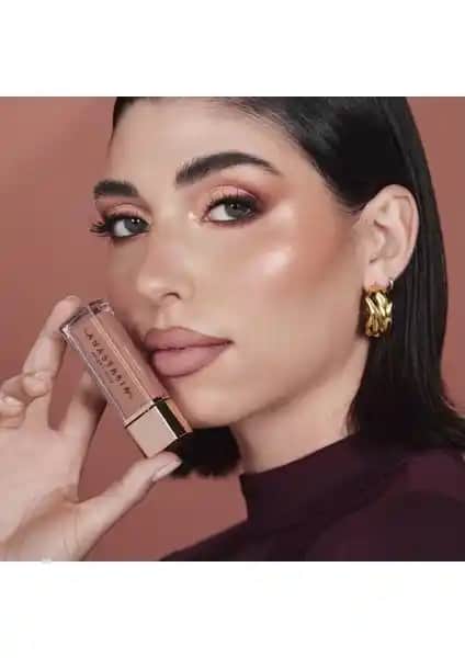 Anastasia Rujları: Geniş Renk Seçenekleri ve Uzun Süre Dayanıklı Formüller