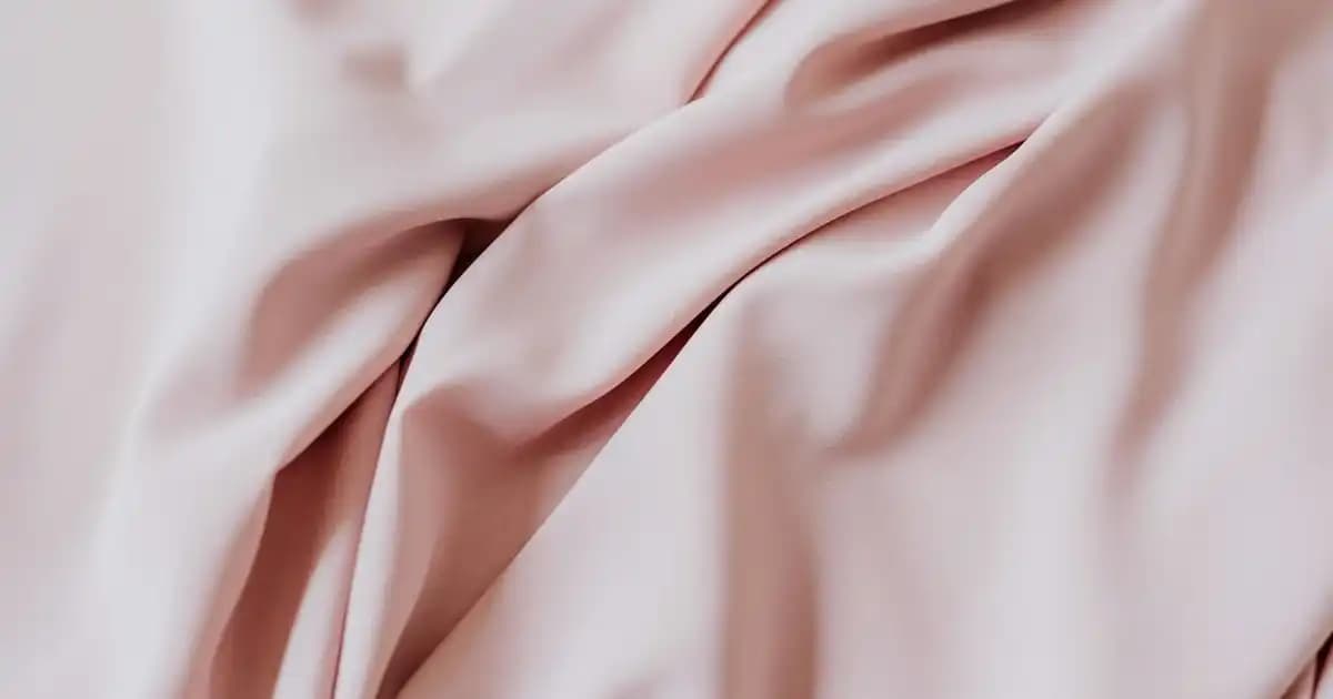 Arı Rengi Kozmetik Dünyasında Doğal Güzelliğin Simgesi ve Sürdürülebilirlik Trendleri