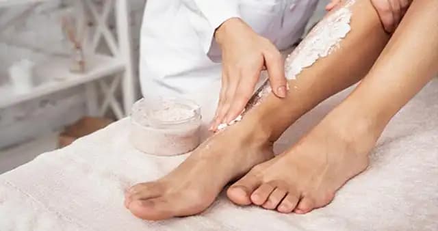 Bacakta Kıl Kökü Gözenekleri Nasıl Geçer ve Sağlıklı Cilt İçin İpuçları