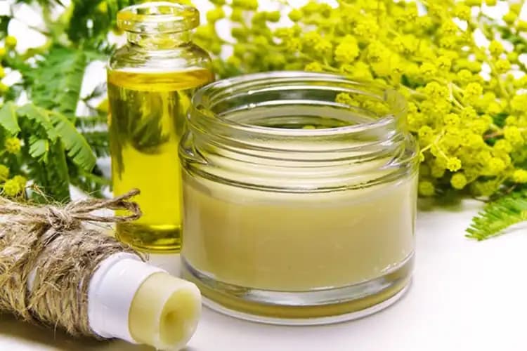Bebek Yağı Yüze Sürülür mü? Cilt Bakımında Doğru Kullanım ve Riskler