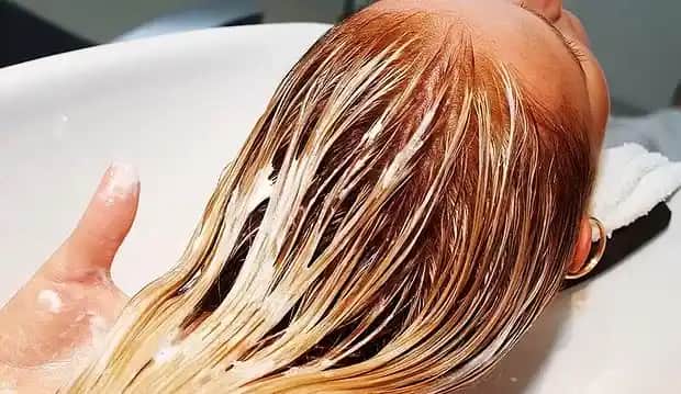 Boyalı Koyu Renk Saçları Güvenli ve Etkili Şekilde Açma Yöntemleri