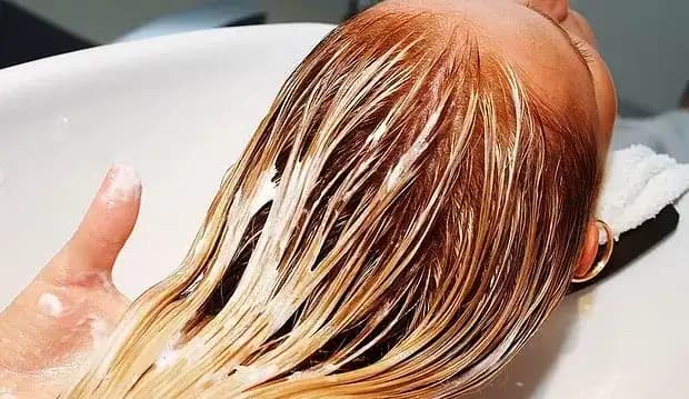 Boyalı Koyu Renk Saçları Güvenli ve Etkili Şekilde Açma Yöntemleri