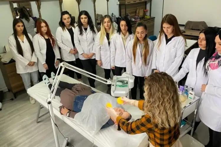 Bursa’da Cilt Bakımı ve Yaşlılıkta Sağlıklı Parlak Cilt İçin Güncel Yöntemler ve İpuçları