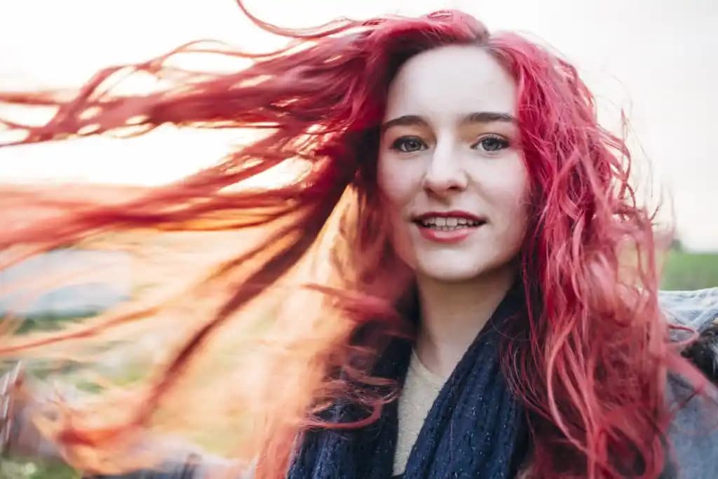 Çilek Kırmızısı Saç Rengi: Canlılık ve Şıklığın Modern Yolu