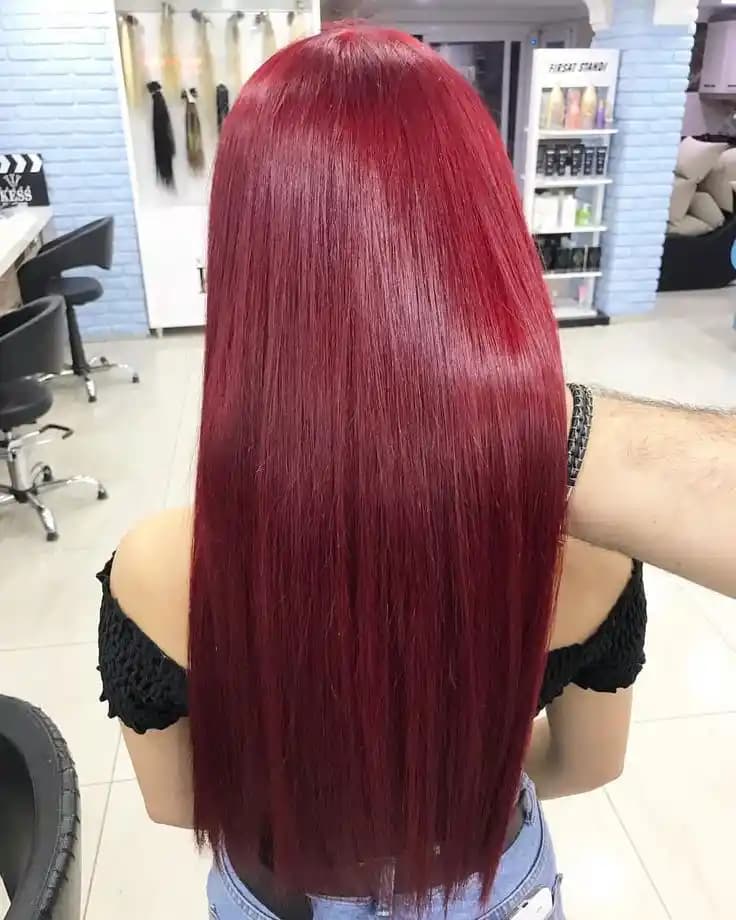 Çilek Kızılı Saç Rengi: Modern ve Sıcak Tonlarla Kendinizi Yenileyin