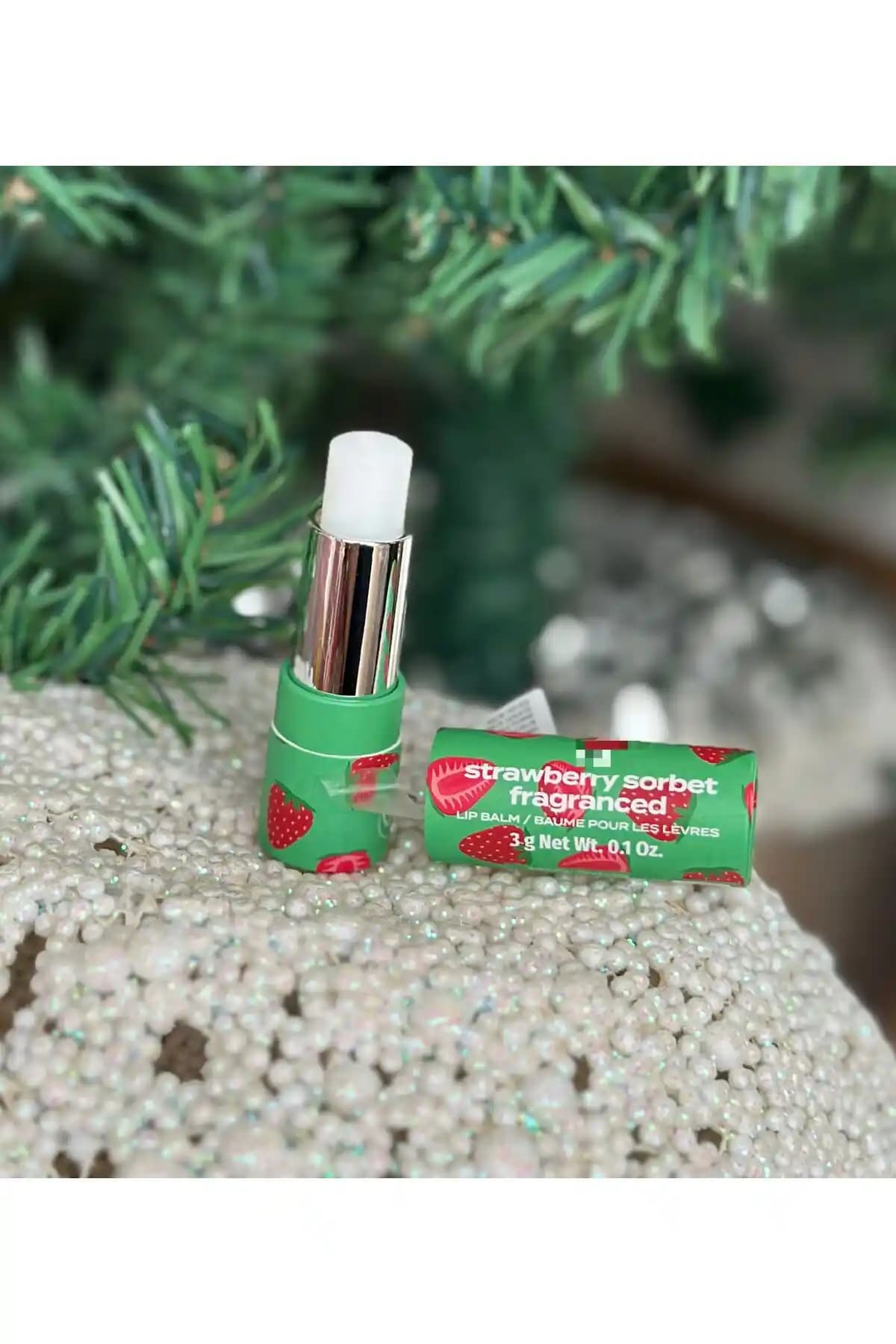 Çilekli Ruj: Tatlı Aroması ve Canlandırıcı Renkleriyle Günlük Güzellik İpuçları