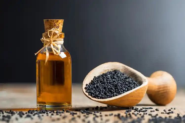 Çörek Otu Yağı ve Cilt Bakımında Kullanımı: Faydaları ve Uygulama Yöntemleri