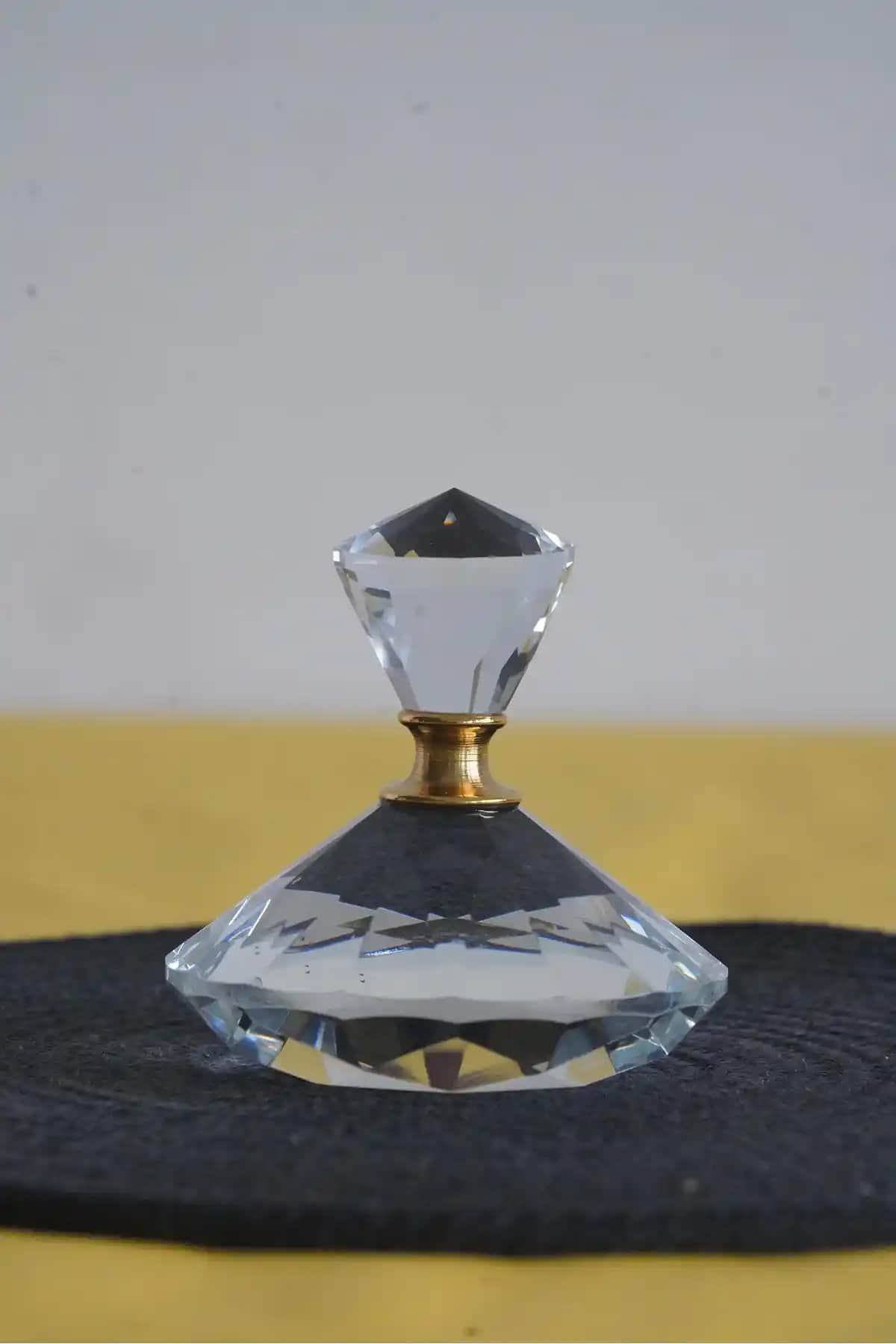 Elmas Şişeli Parfüm: Lüks ve Zarafetin Simgesi Güçlü Tasarımıyla Öne Çıkan Parfüm Seçenekleri