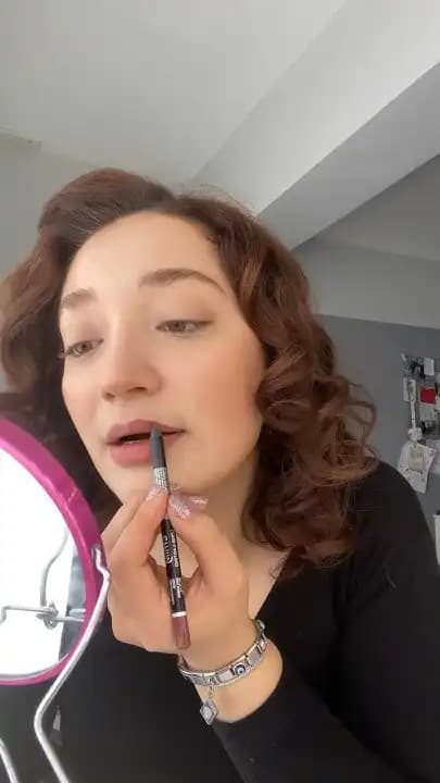 Emily Ruj'un Kozmetik Dünyasındaki Yeri ve Trendleri Hakkında Detaylı Bilgi