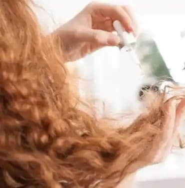 Evde Doğal Yöntemlerle Saç Parlatma ve Sağlıklı Görünüm Elde Etme Rehberi