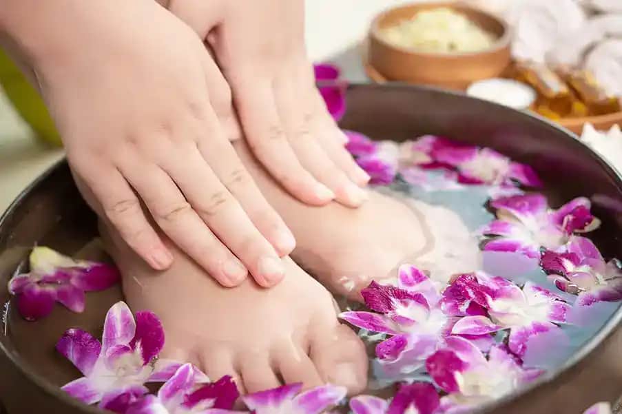 Evde Pedikür Suyuna Ne Konur? Doğal Malzemelerle Ayak Bakımı Rehberi