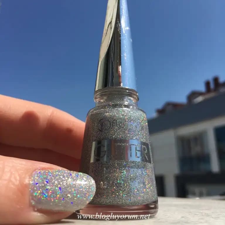 Flormar Holografik Oje: Güncel Trendlerle Parlayan Tırnaklar İçin Ideal Seçenek