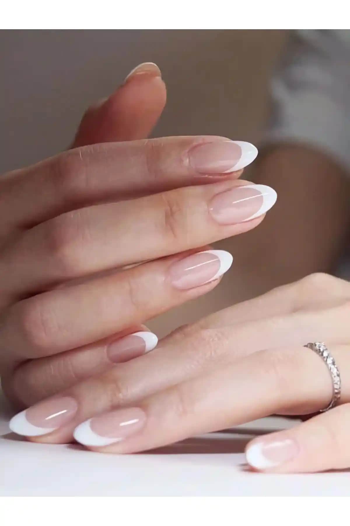 Fransız Badem Tırnakları: Zarif ve Şık Tasarımın Güncel Trendleri ve Bakım İpuçları