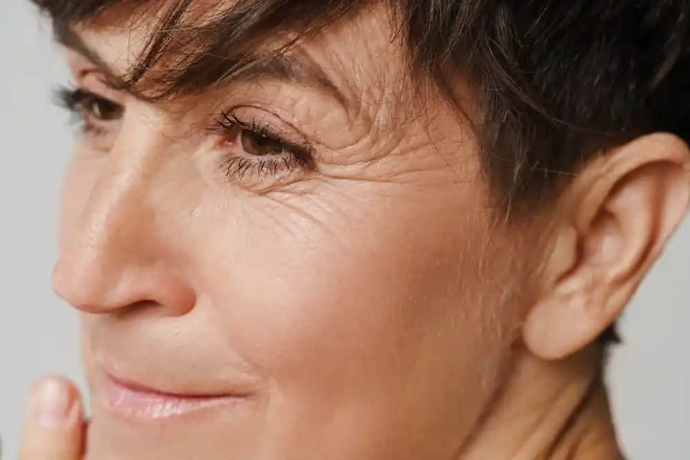 Genç Yaşta Göz Çevresi Kırışıklıklarını Önlemek İçin Etkili Bakım Yöntemleri ve Koruma İpuçları