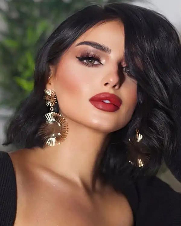 Glam Makyajın Temel Unsurları ve Uygulama Teknikleri Hakkında Kapsamlı Rehber
