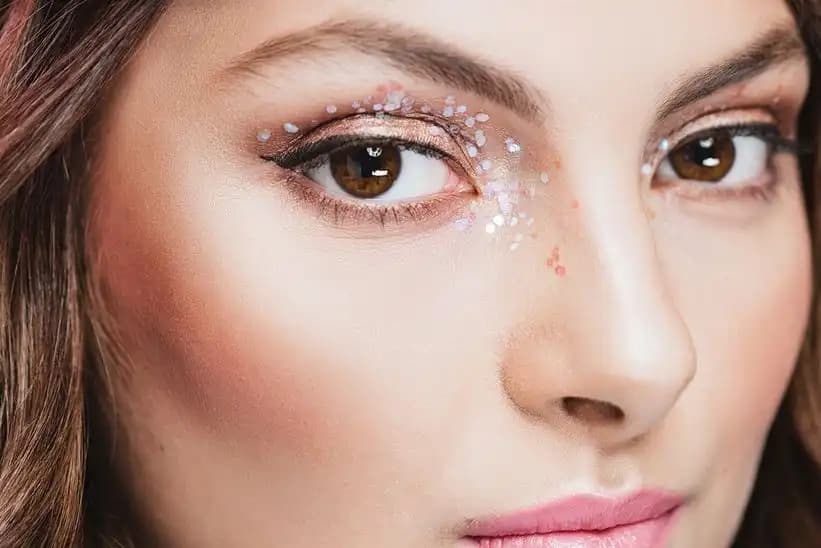 Glitterli Göz Makyajı Rehberi: Teknikler ve Renk Seçenekleriyle Çekici Gözler