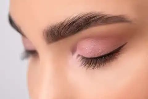 İnce Badem Göz Makyajı: Uygulama Teknikleri ve Trendler ile Şık Görünüm Yaratma