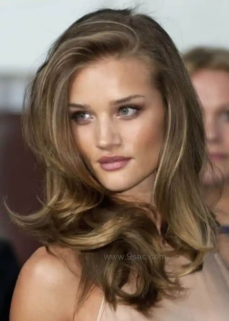 Kahverengi Saça Sarı Işıltı Trendleri ve Uygulama Yöntemleri Hakkında Detaylı Rehber