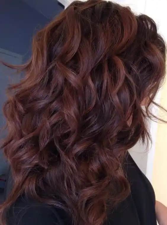 Karamel Çikolata Saç Rengi: Doğal ve Şık Bir Görünüm İçin En İyi Seçenekler