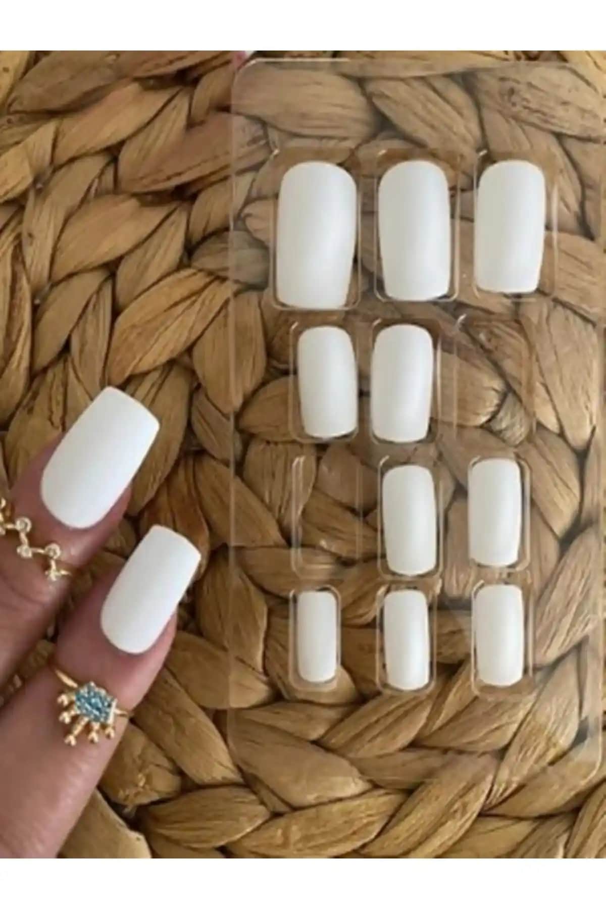 Kendinden Yapışkanlı Takma Tırnaklar: Pratik ve Ekonomik Güzellik Çözümü