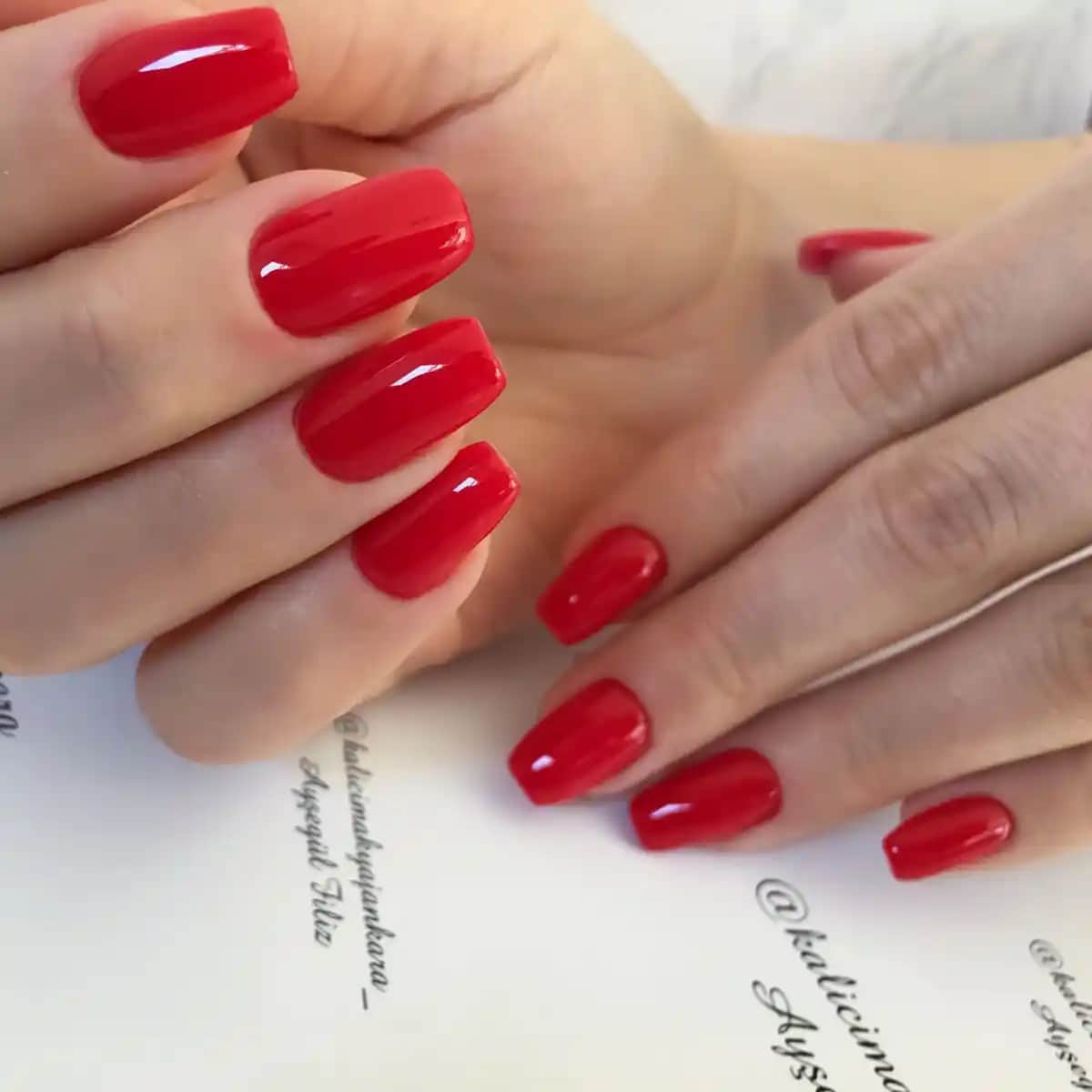 Kırmızı Oje Modelleri ve Trendleri: Şıklık ve Zarafetin En Güzel Yansıması