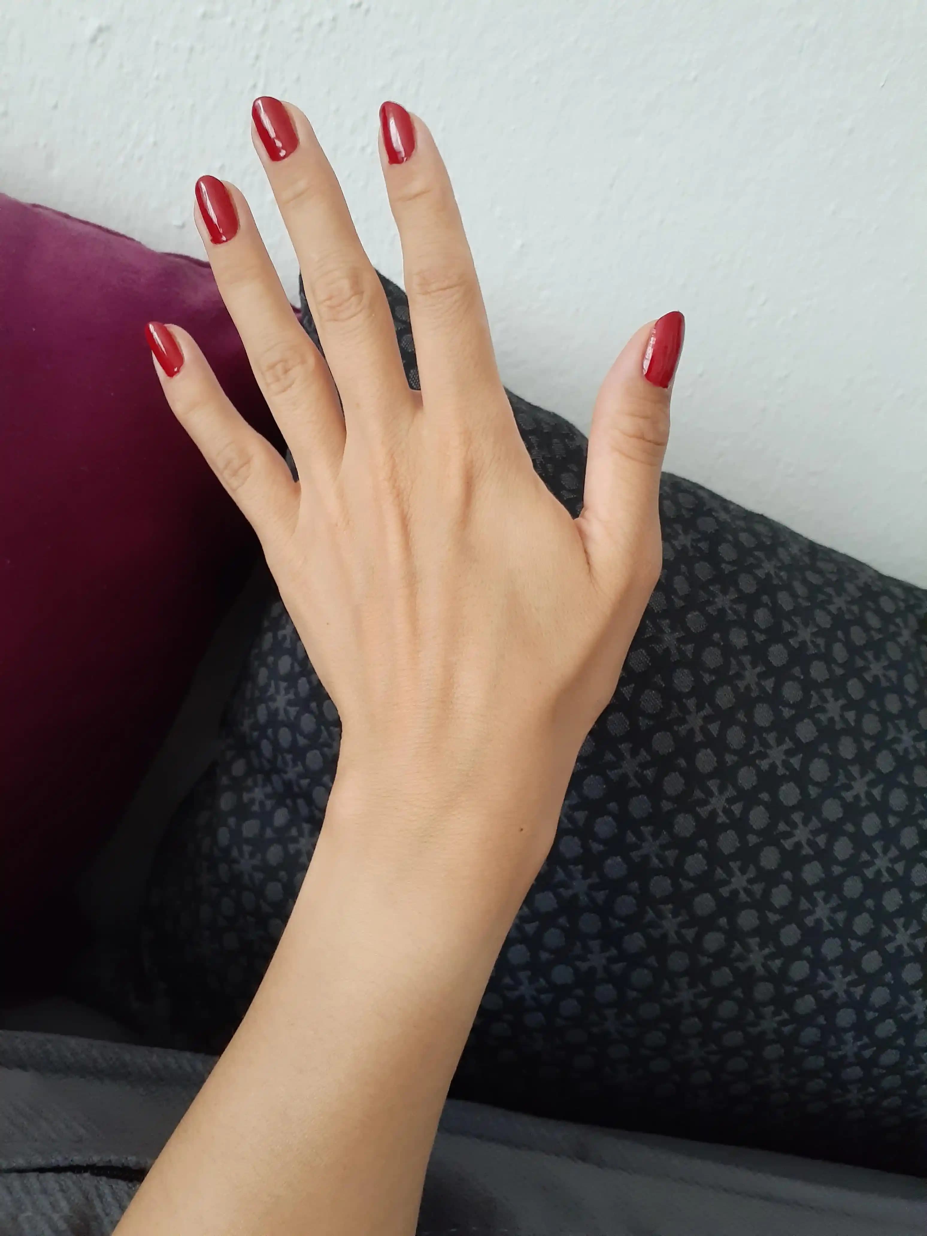 Kırmızı Oje Trendleri ve Estetik Önemi: Güçlü ve Kendine Güvenen Bir İmaj Yaratın