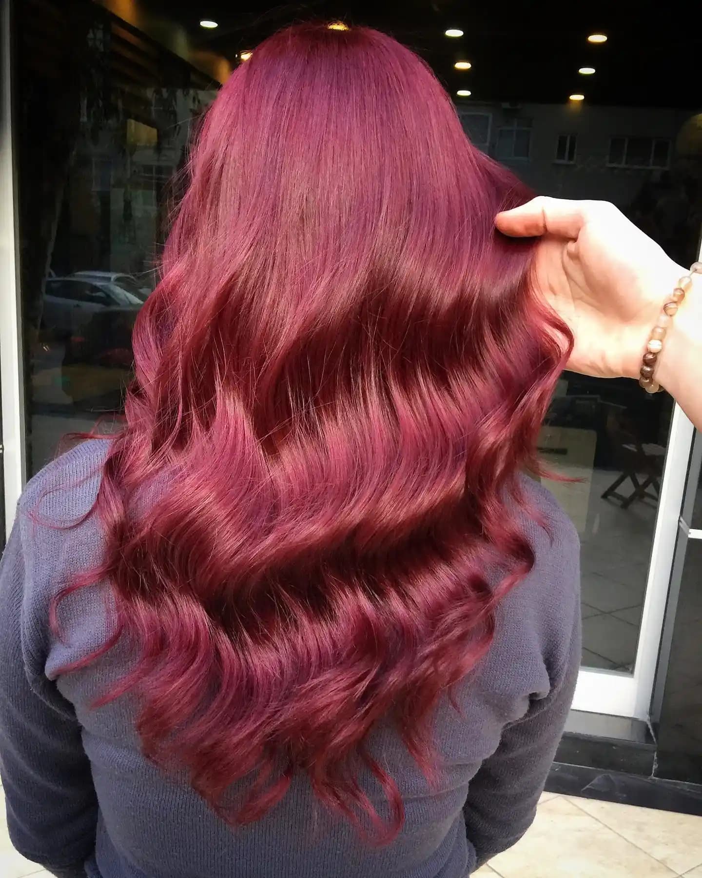 Kırmızı Şarap Saç Rengi: Zarif ve Doğal Görünüm İçin Trend Saç Renkleri Rehberi