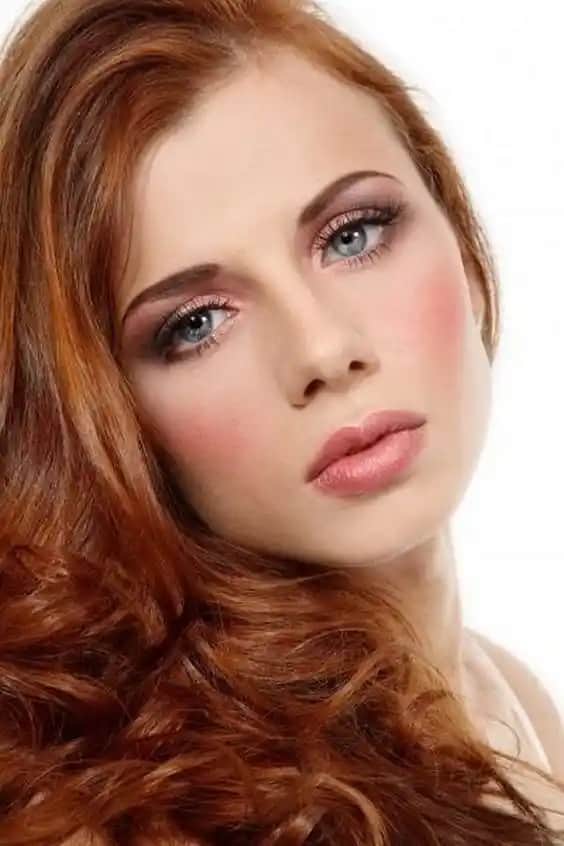 Kızıl Saç ve Makyaj Uyumu: Doğal ve Cesur Tarzlar İçin Rehber