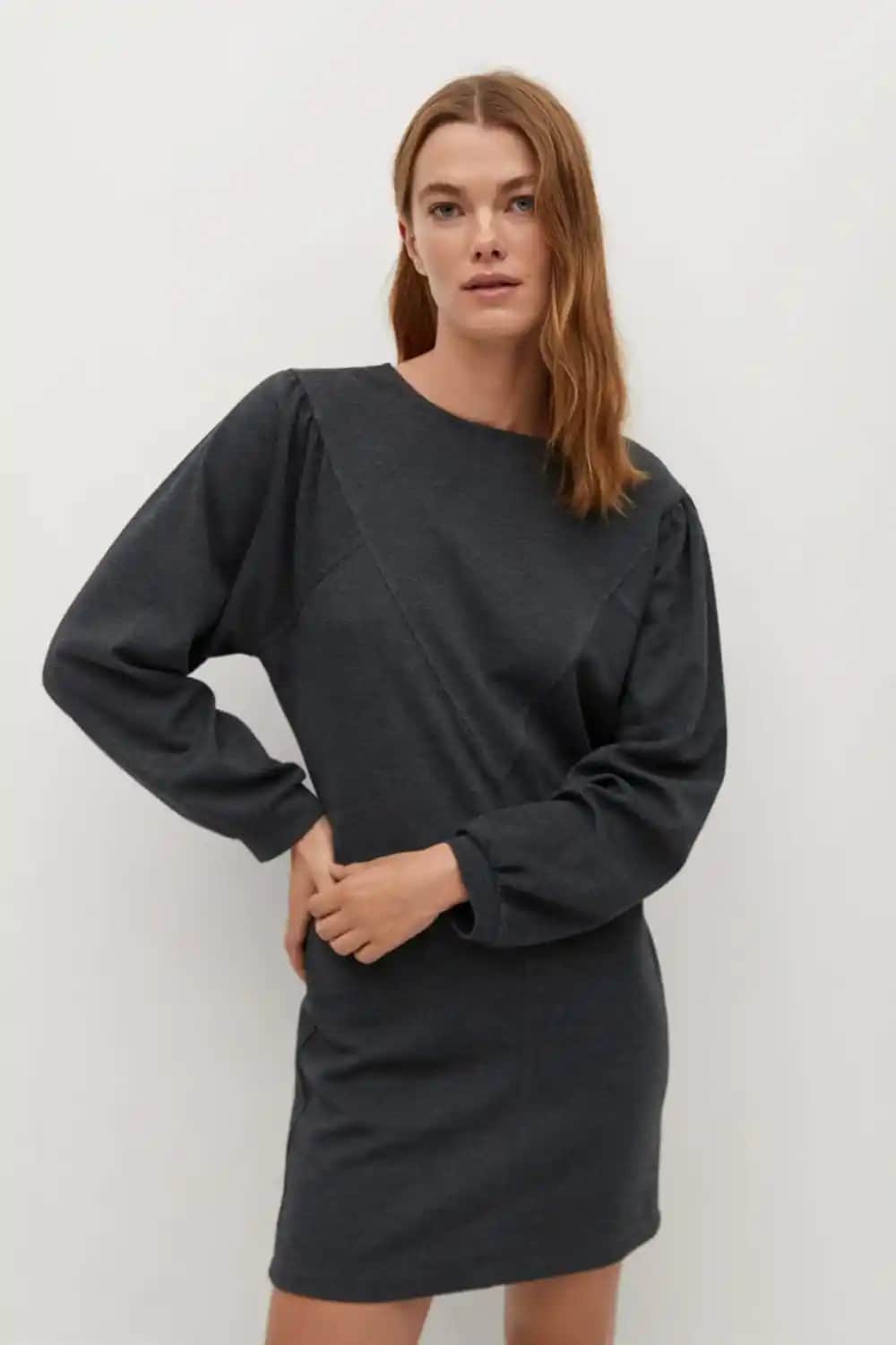 Koyu Eflatun Rengi ve Kozmetik Uygulamaları: Şıklık ve Zarafetin Modern Yansıması