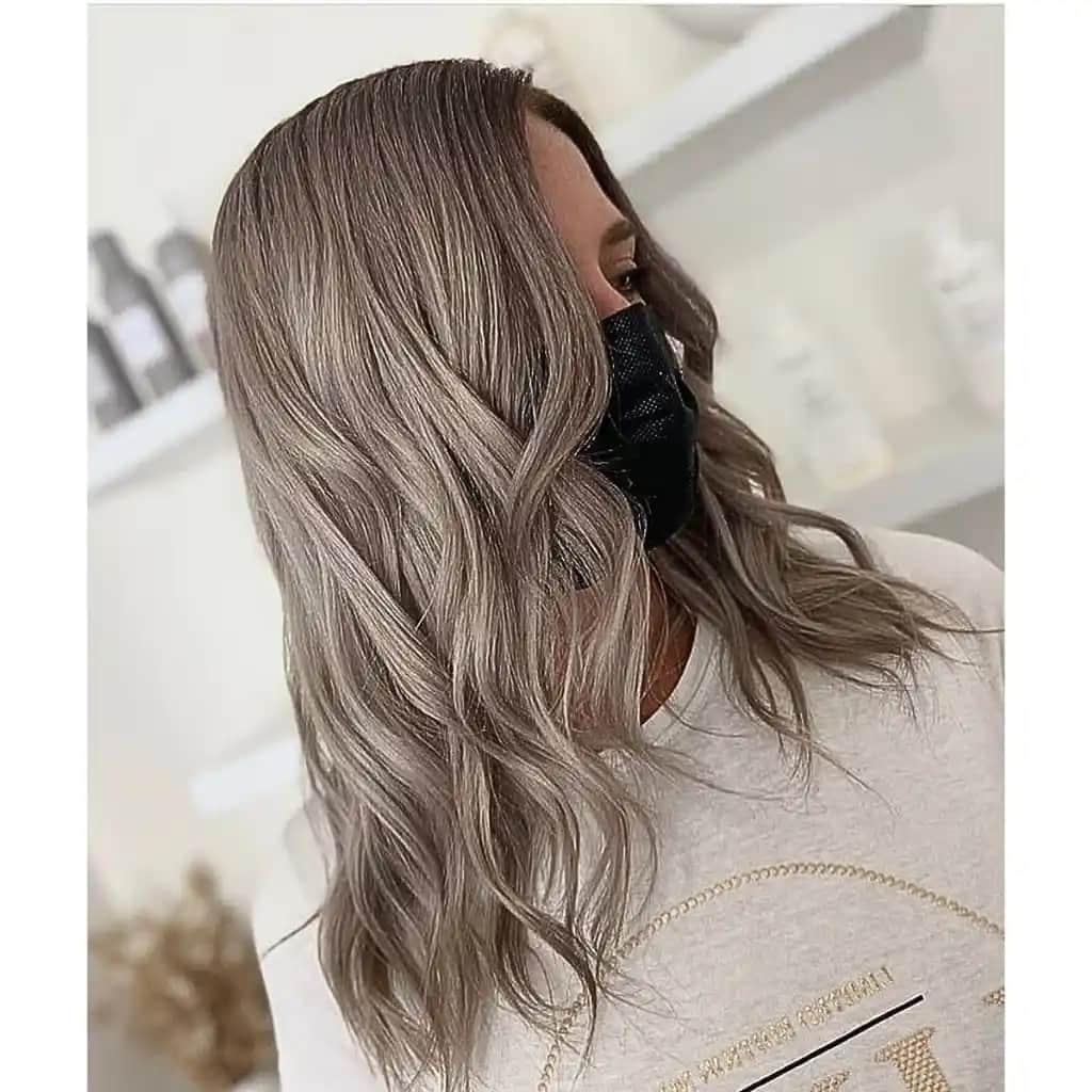 Koyu Gri Saç Rengi: Modern ve Şık Bir Tarz Yaratmak İçin Rehber