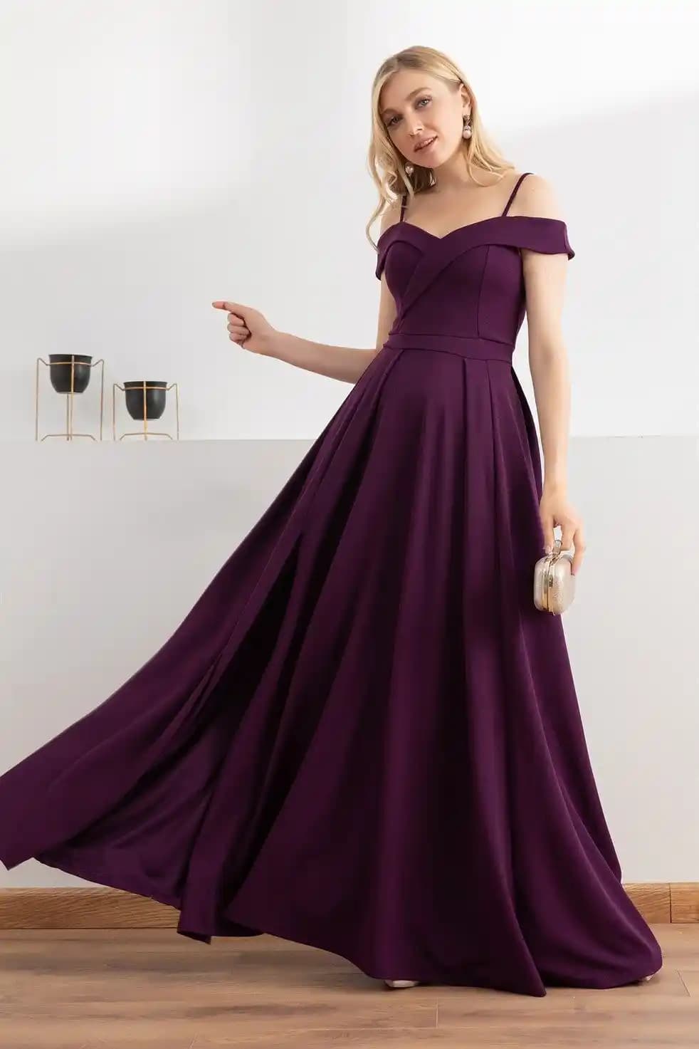 Koyu Mürdüm Rengi: Makyaj ve Moda Dünyasında Zarif ve Cesur Bir Seçenek