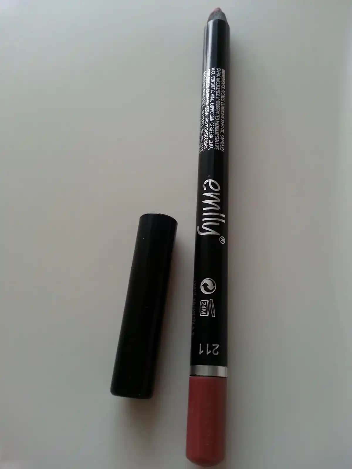 Kozmetikte Çiçek Teması: Doğallık ve Güzelliğin Buluşması İçin Güncel Trendler ve Faydalar