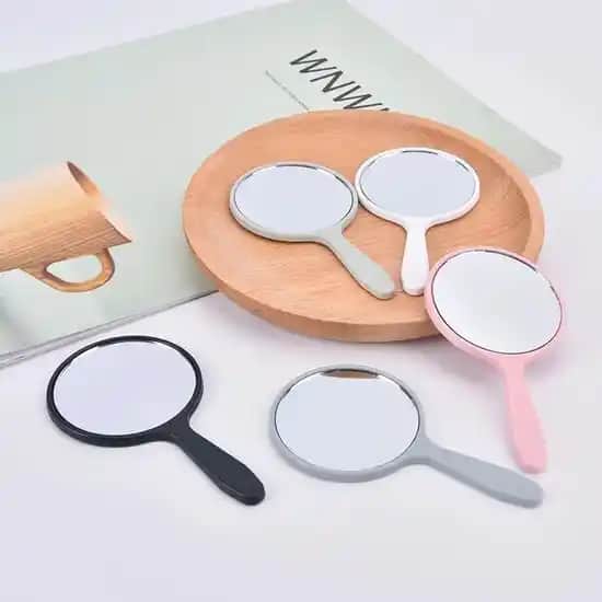 Küçük El Aynaları: Kozmetikte Pratik ve Estetik Bir Araç