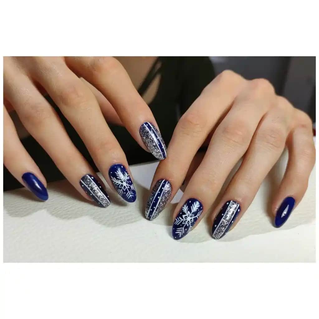Lacivert Protez Tırnaklar: Modern ve Şık Görünüm İçin Uzman Uygulama Rehberi