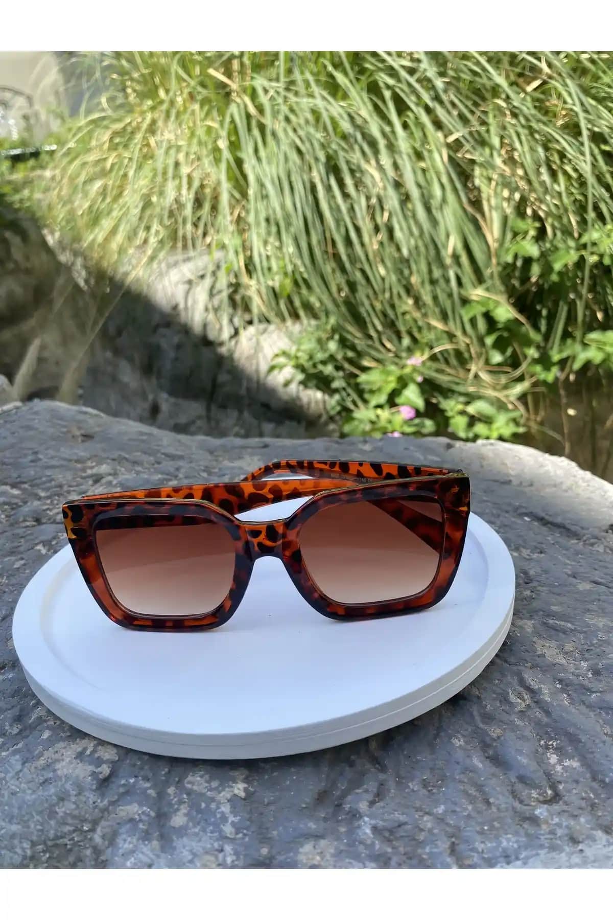 Leopar Desenli Güneş Gözlükleri: Moda ve Estetiğin Uyumlu Buluşması