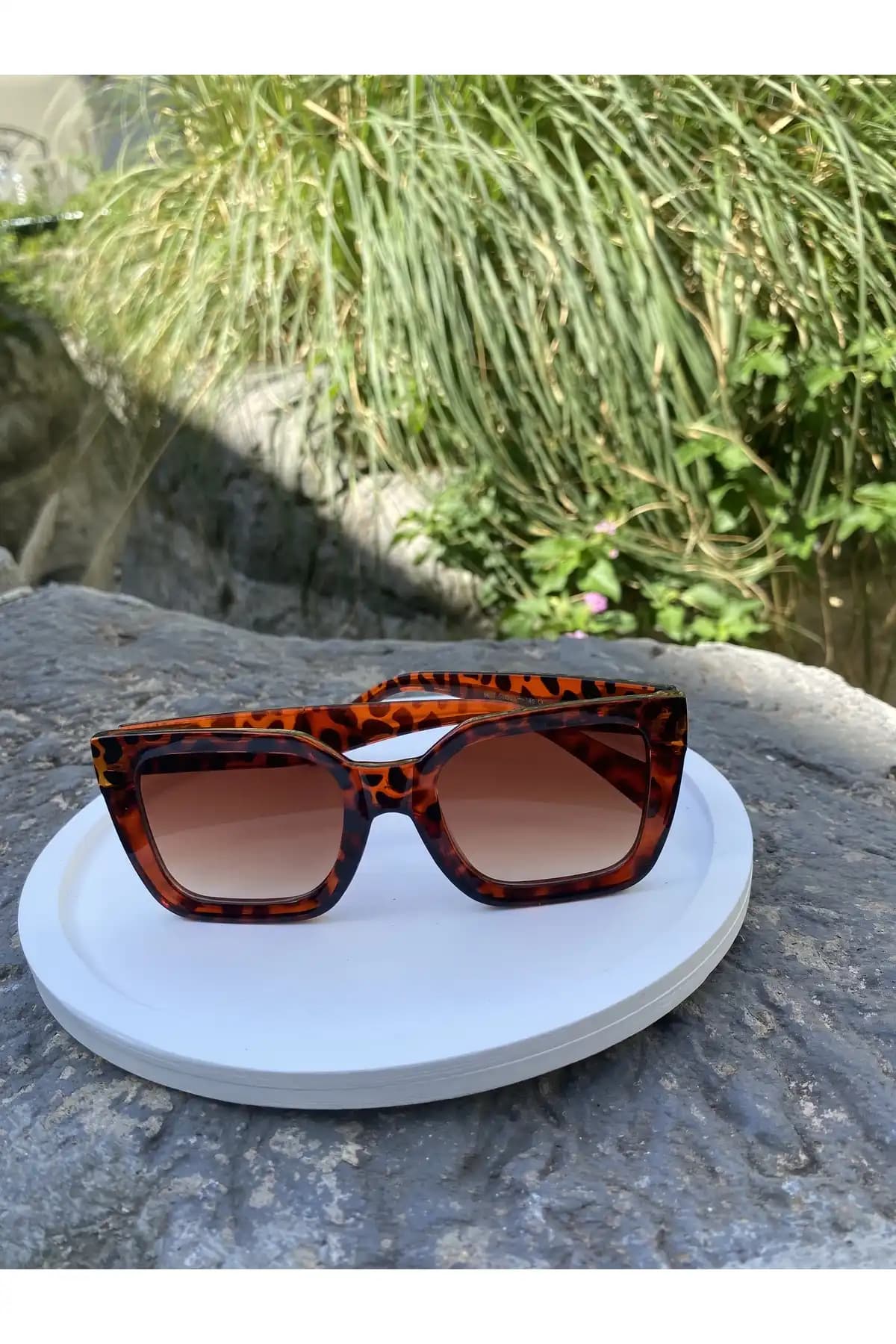 Leopar Desenli Güneş Gözlükleri: Moda ve Estetiğin Uyumlu Buluşması